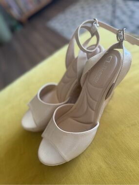 NWOT Nude Open-Toe Ankle Strap Platform Wedges for Women